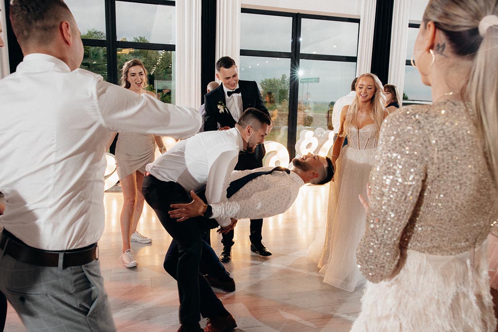 Energia radości: Zdjęcia z wyjątkowego przyjęcia ślubnego